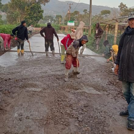 Wujudkan Asa Warga, Desa Cisondari Mulai Pembangunan Jalan Rabat Beton Gunakan Dana Desa 2025